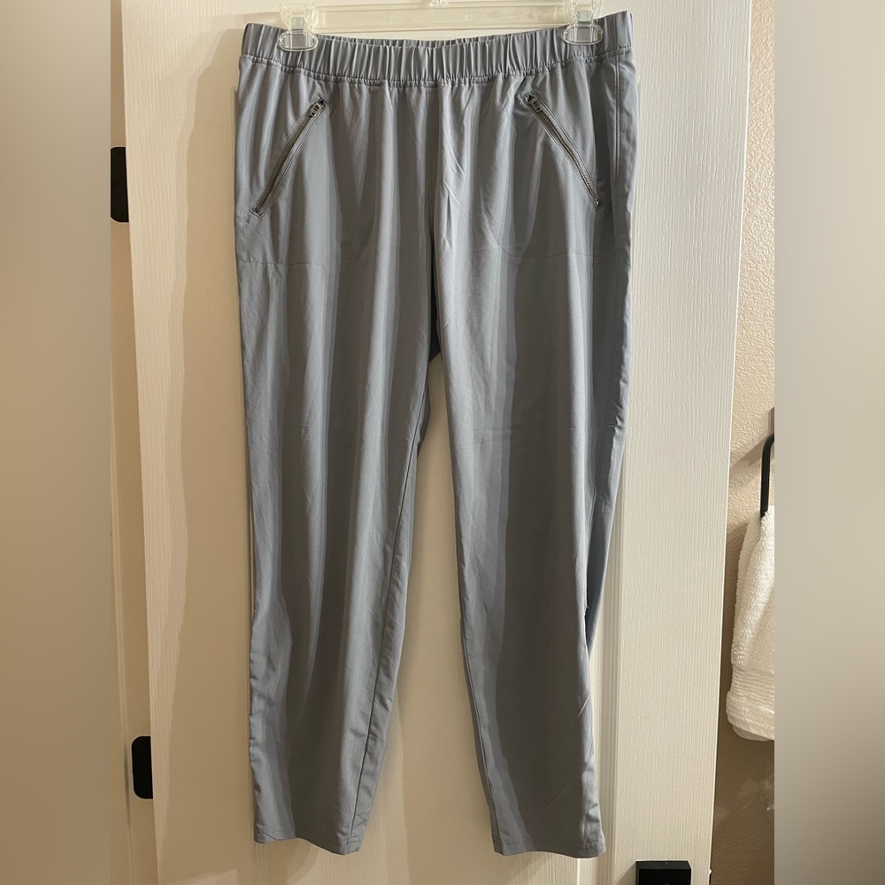 Athleta Light Gray Jogger Quick Dry Size 12 EUC side zip pockets